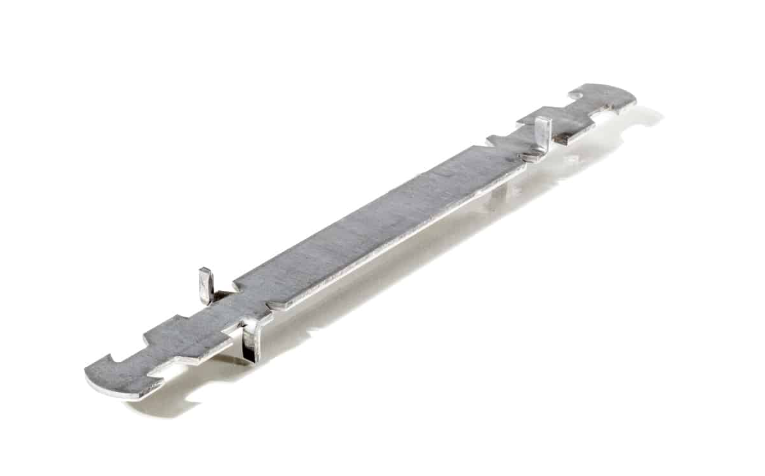 Notched flat steel stacking tie for prefabricated wall forms